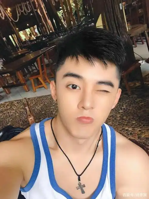 组图:青春帅气阳光有型的肌肉小奶狗,00后男生的身材,太棒了!