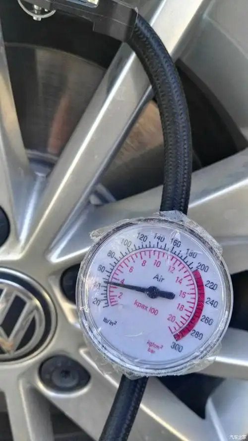 如何使用轮胎气压表