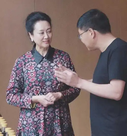 车晓母女同台亮相王丽云穿印花装配贵妇头气场比女儿强大