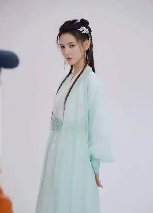 张予曦新剧定妆路透曝光,古装造型很适合她,期待温婉美人张予曦_千秋