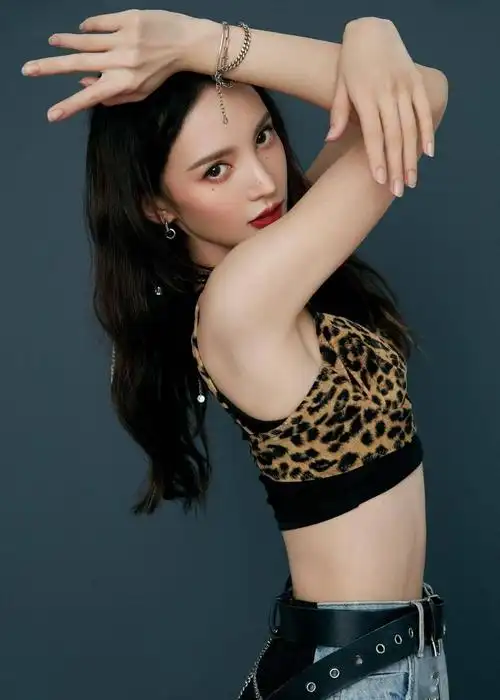 金晨穿豹纹运动背心秀性感蛮腰