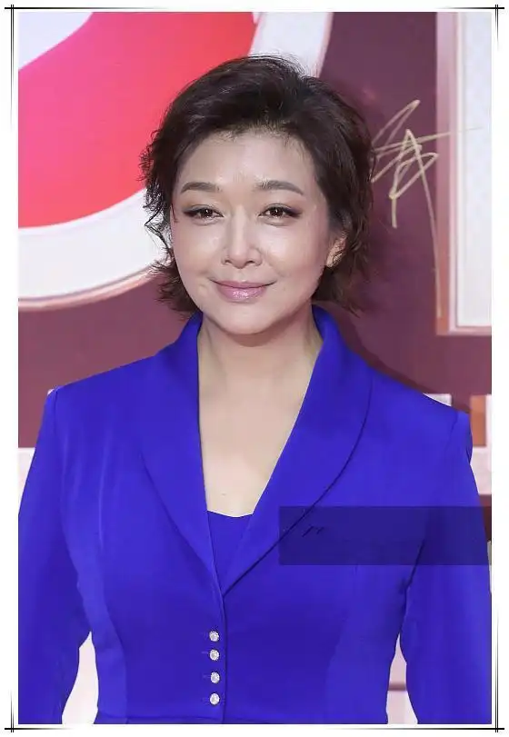 杨澜50岁,江珊也50岁二人同穿蓝裙,终于知道保养和不保养差距