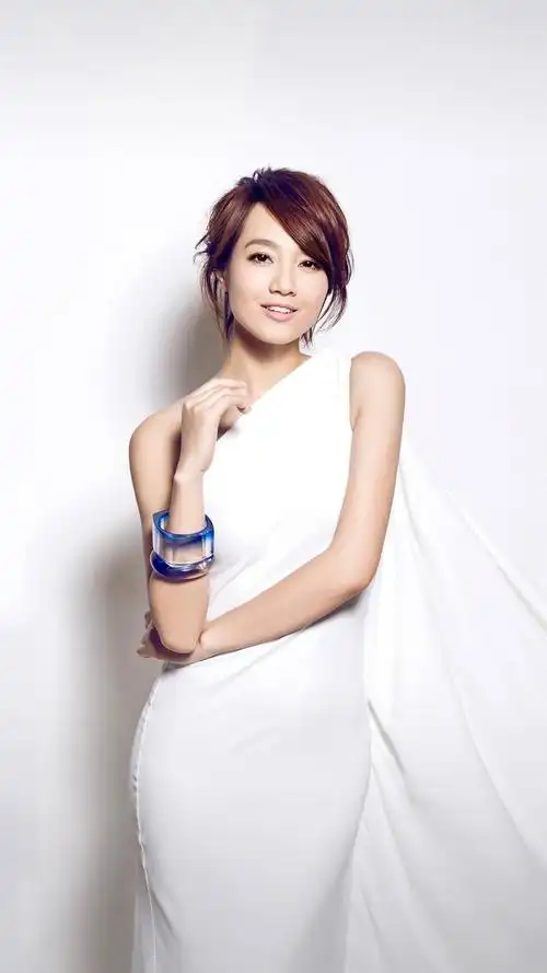 穿白色连衣裙的朱丹