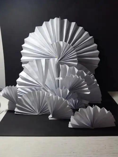 材料:白纸,黑色卡纸,胶棒,小木棒#面的立体构成 #立体构成作业