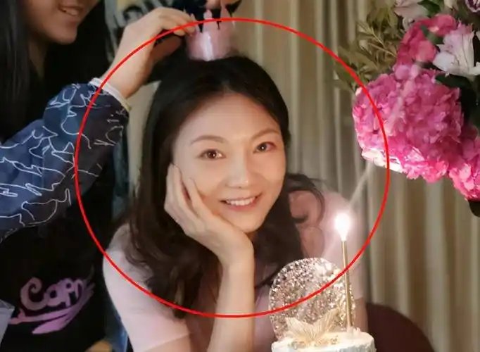 岁娇妻近照,模样依旧貌美,网友却说不及巩俐有气质_陈婷更_照片_孩子