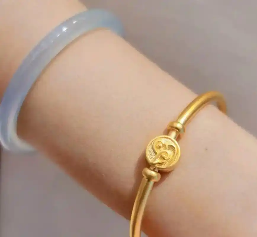 老庙有鹊.中国囍,三金首选,汉唐新娘以鸳鸯为灵感元素将其融入 - 抖音