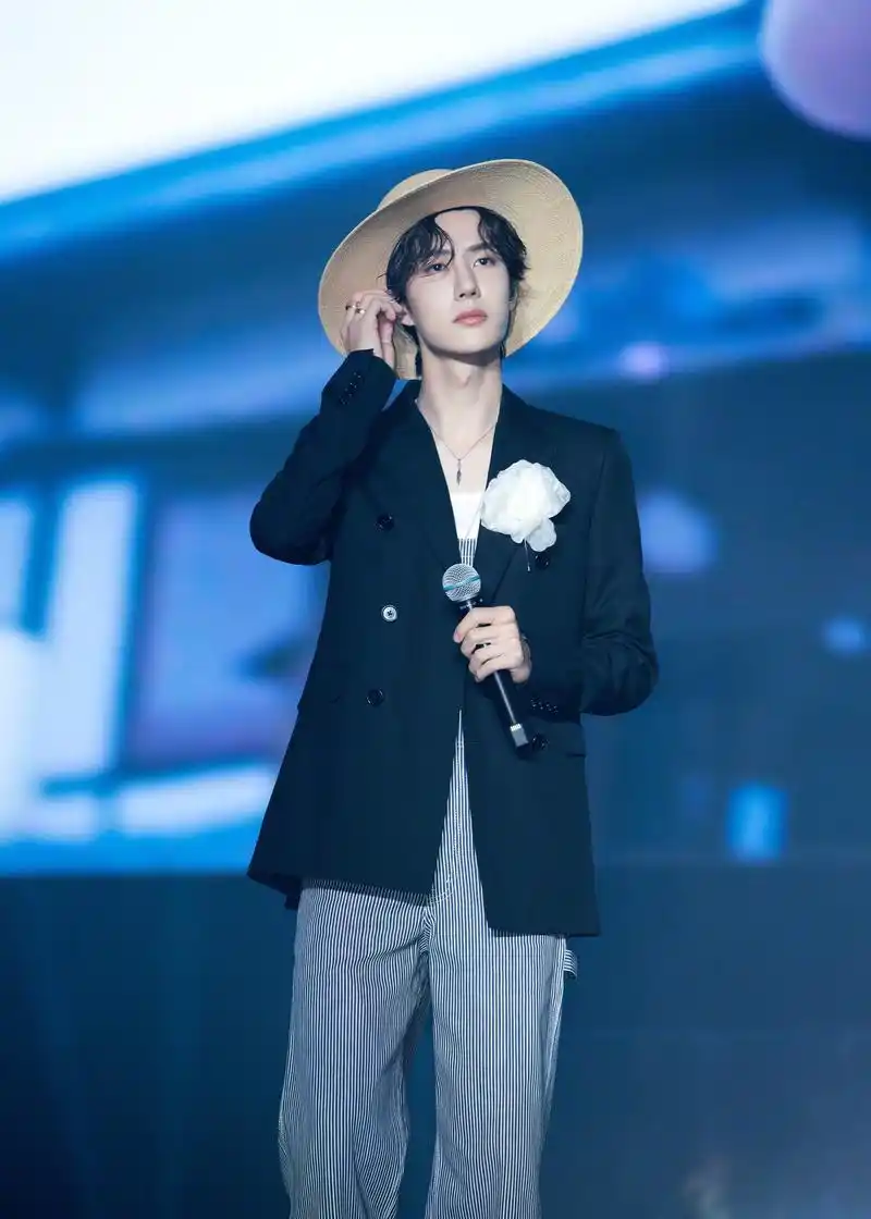 陈情令告别演唱会,王一博穿西装配背带裤别致有型,路飞草帽太萌