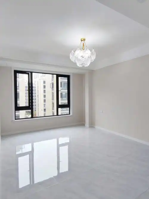 主卧是多乐士白骆驼00yy 74/053,奶呼呼的,奶茶色,带有一点点粉底液的