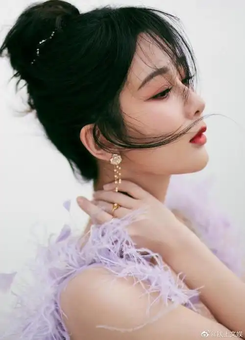 杨紫紫色羽毛裙造型#杨紫紫色羽毛裙造型,仙气飘飘的紫妹啊!