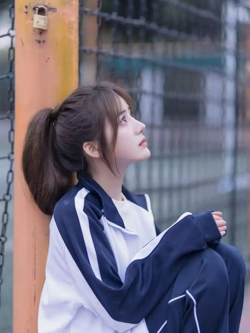 漂亮女孩穿校服的样子好美,在那些岁月中,这个年纪总是让人难忘