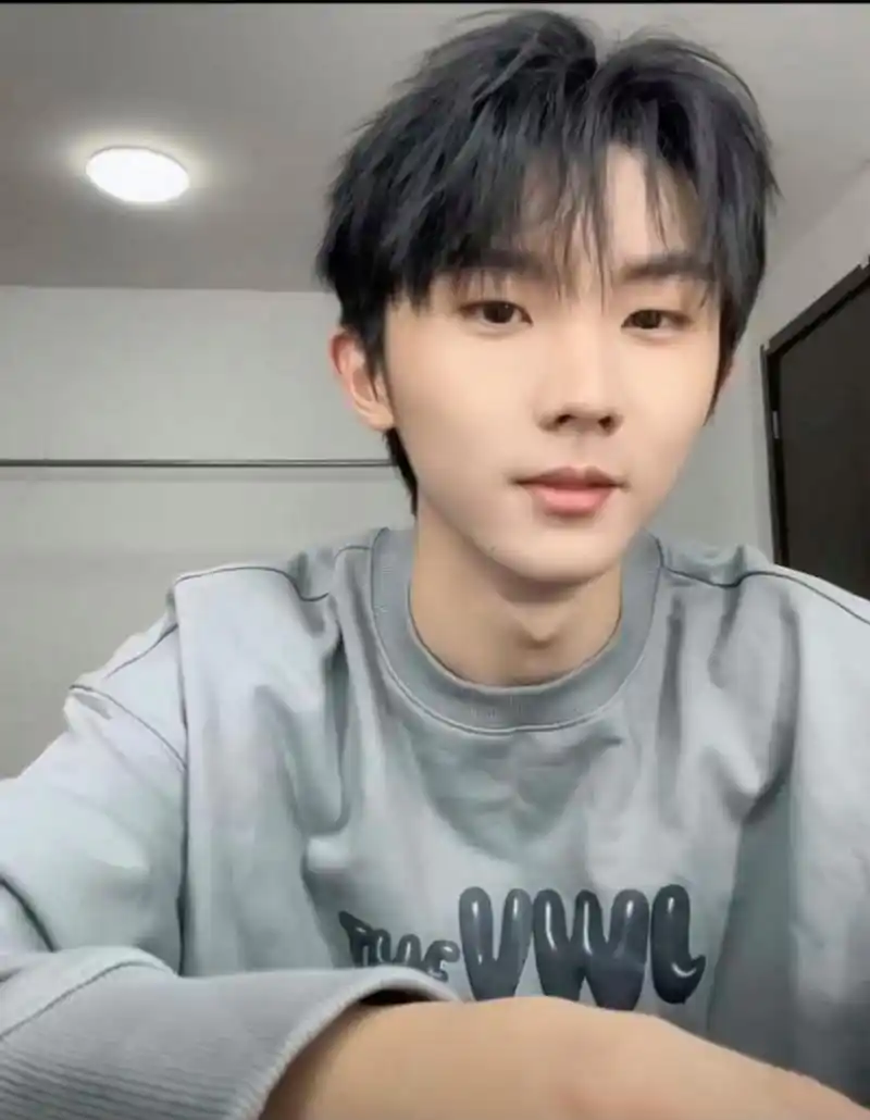 马嘉祺,宋亚轩520营业图,两人的素颜状态如何?