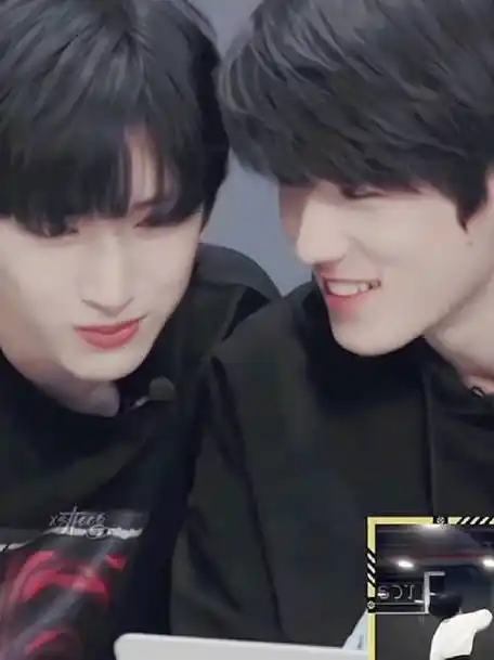 宋亚轩晒合照为严浩翔18岁庆生