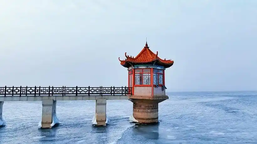 青岛莱西市:冰封湖面美如画