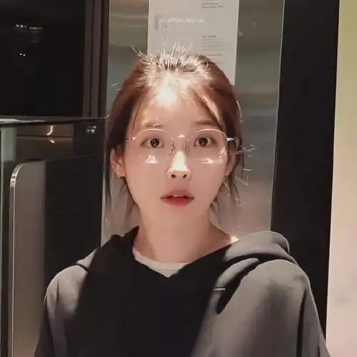 李知恩超话7015#iu新剧辛苦了#李知恩:我鼻梁低戴眼镜不好看恩骑