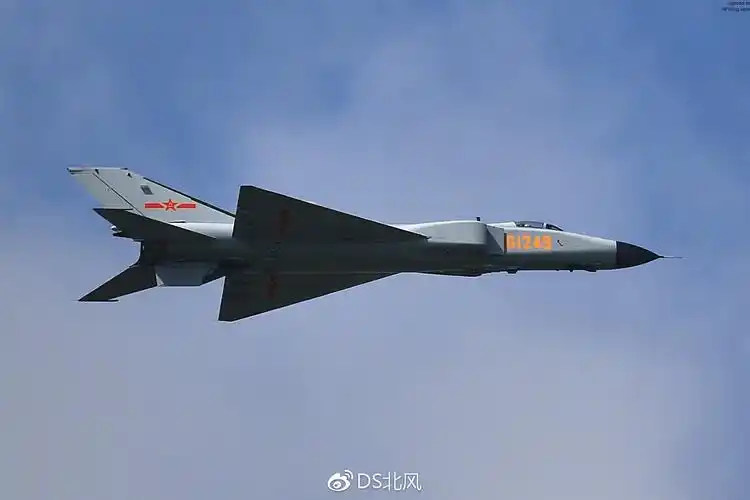 13时52分,中国空军歼-8df通场,啥都没挂裸奔一样直接飞走了.