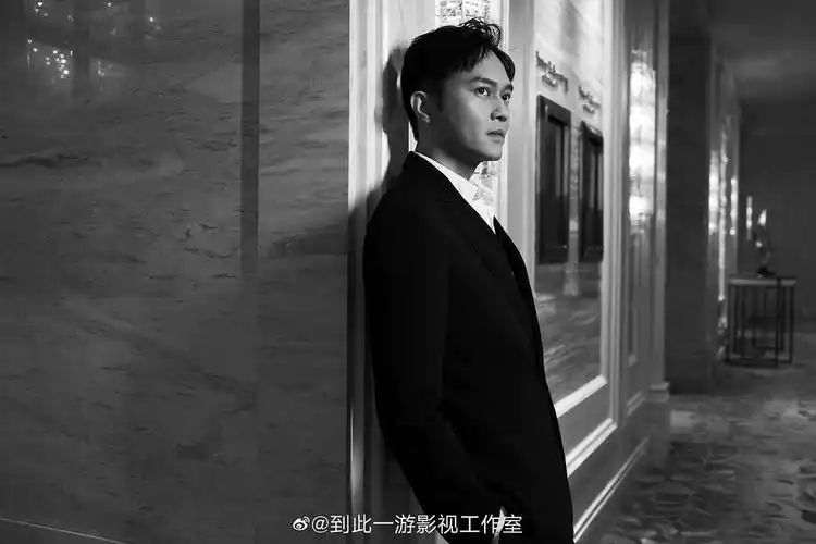 张智霖西装高清大图,来看真正的贵公子!给工作室加两个鸡腿