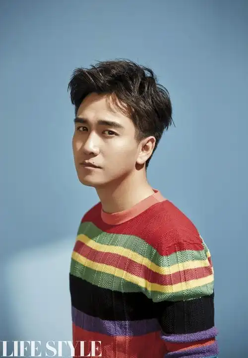 大写的苏翟天临全新写真变身蓝朋友