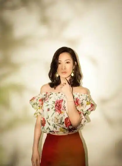 原创原创43岁佘诗曼穿印花一字领照样美的优雅又高级