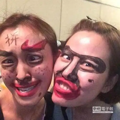 范范遭老公黑人恶搞 不计形象被画花脸