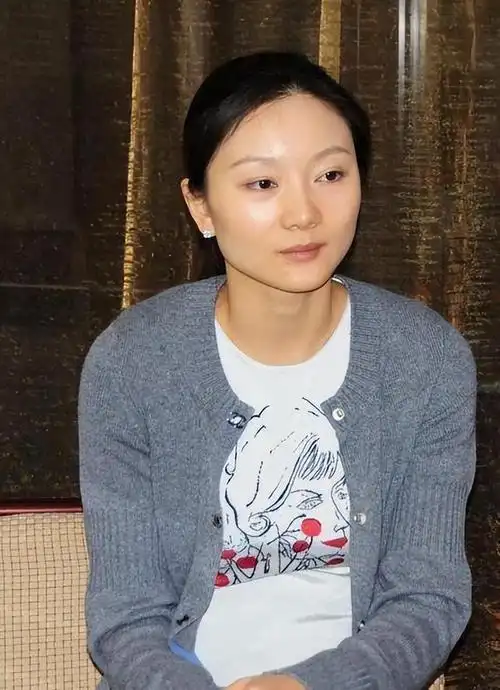 2012年,演员何珺爆料,娱乐圈知名导演张艺谋早已结婚,并育有两男一女