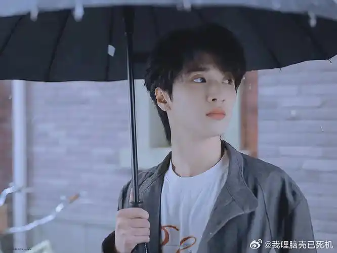 严浩翔拍照侧颜