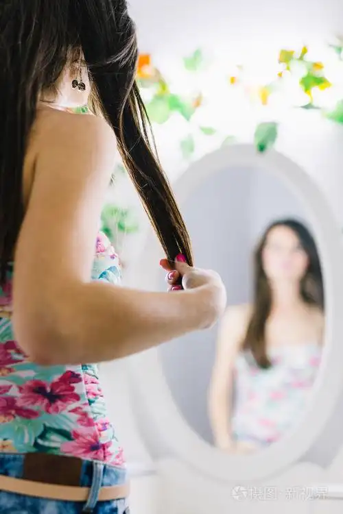 一个女人在镜子里照片-正版商用图片1nugju-摄图新视界