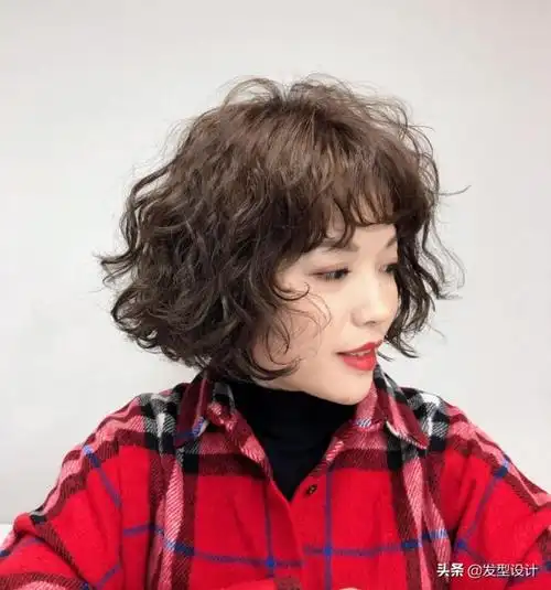 流行减龄短发烫发发型 甜美烫发塑造可爱清新美女,短卷发造型今年流行