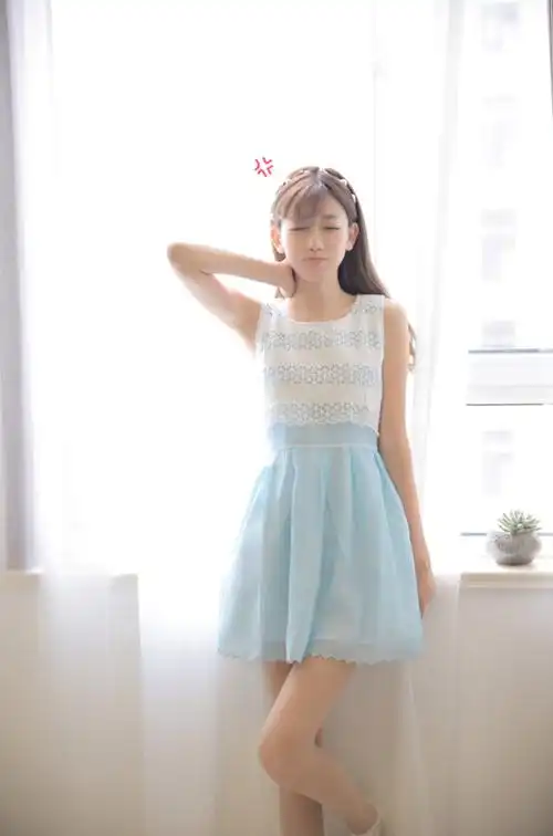 童颜小美女超短裙胸衣的诱惑