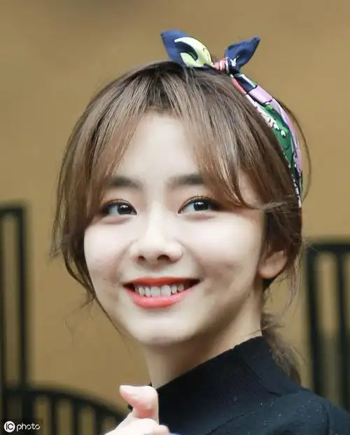 谭松韵长相甜美,气质清纯可人,她的笑会让人想起学生时代的初恋.