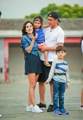 小包总杨烁家庭大片就差一人叶一茜带森碟拍片几日不见又长高