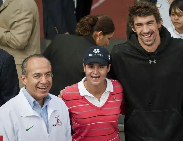 组图菲尔普斯亮相奥林匹克节亲自授课显亲和