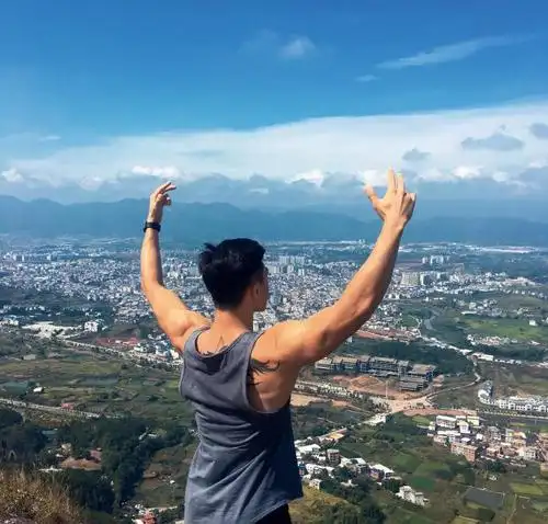 爱养狗的90后健身达人背部刺青养眼肌肉男与小奶狗才是绝配