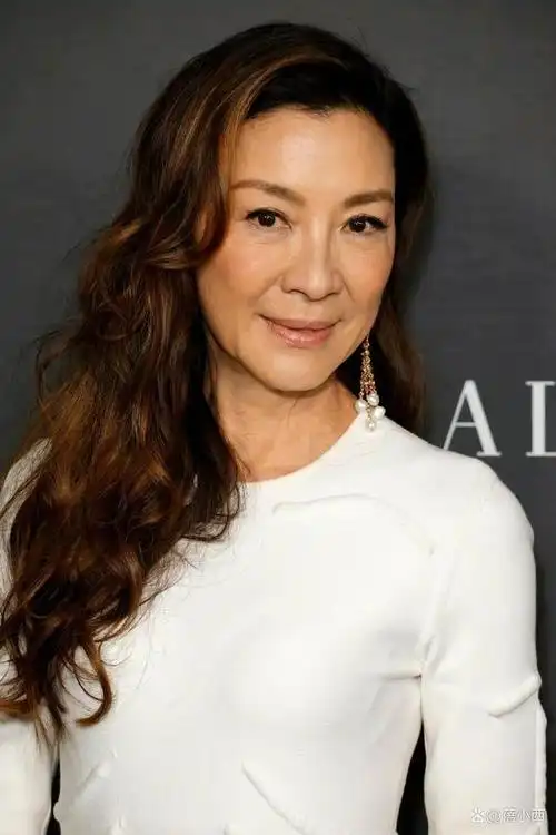 杨紫琼都60岁还这么美,穿白裙秀出凹凸身材,皱纹也难掩女神气