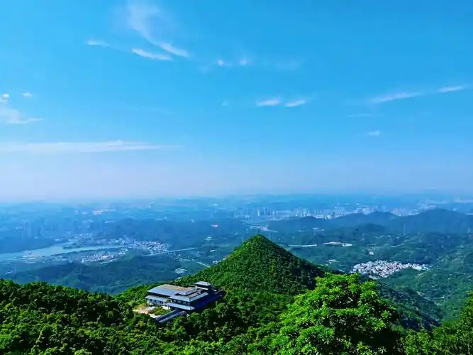 鸟瞰广东省第一高峰深圳梧桐山