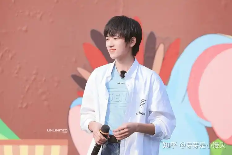 可以分享一些高清的宋亚轩壁纸吗