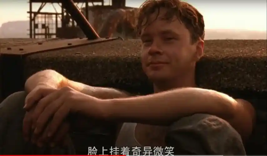 《肖申克的救赎》名场面:安迪为小伙伴们从狱警那里赢得了啤酒