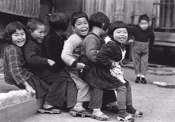 一组儿童老照片真实记录日本战败后的落魄与复苏