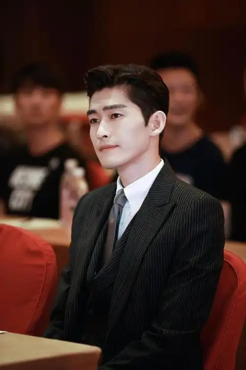 近照的张翰三百六十度无死角,颜值高,气质绅士优雅!