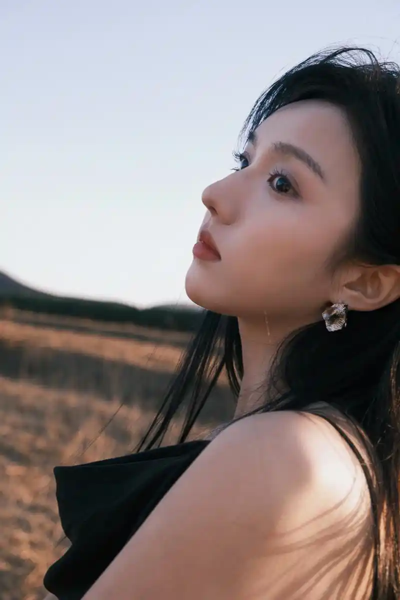 苏晓彤,黑色吊带写真