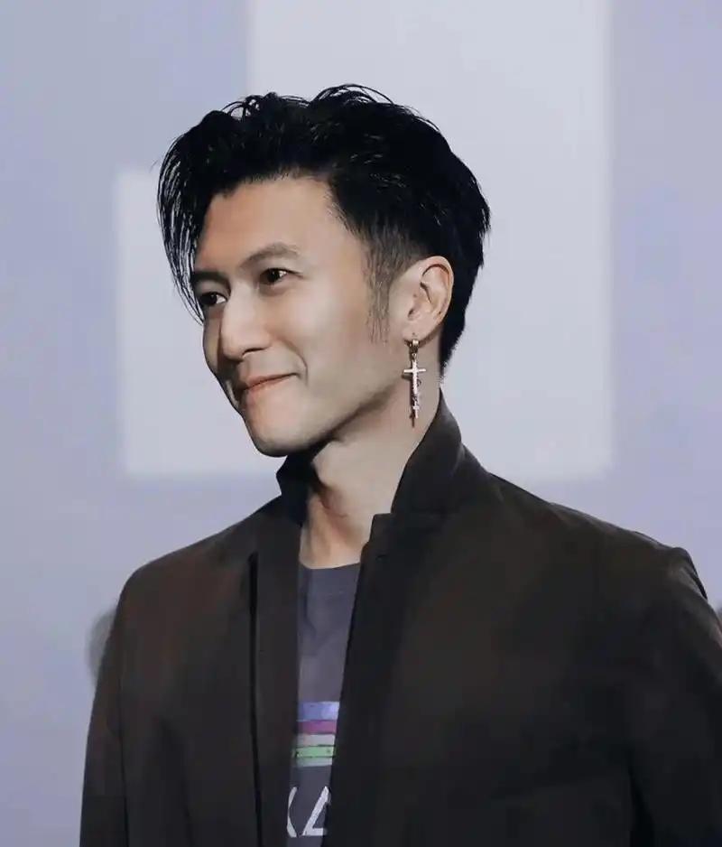 谢霆锋成为中国国籍!为退出加拿大交20%退籍税,成真正黄种人!