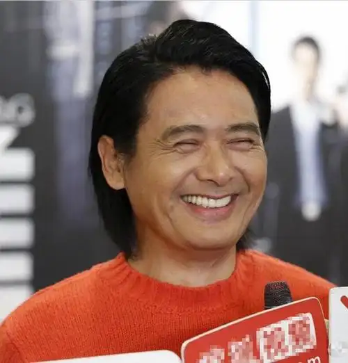 周润发与妻子同框亮相,发哥笑容慈祥又温暖,63岁的他还真是老了