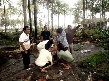 图文印尼爪哇岛海啸灾区居民检查遇难儿童尸体