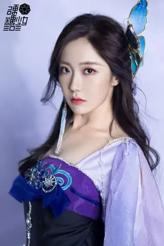 王艺瑾紫色祥云古风长裙写真图片