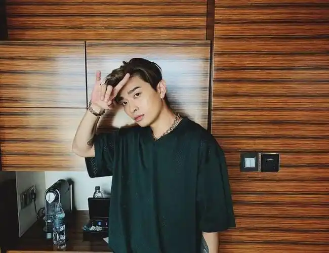 公众号:swag西蒙.最新的说唱嘻哈资讯微信扫描下图关注我."圣诞快乐!