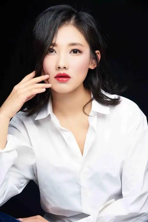 马藜衬衫写真曝光 诠释清纯与诱惑的碰撞