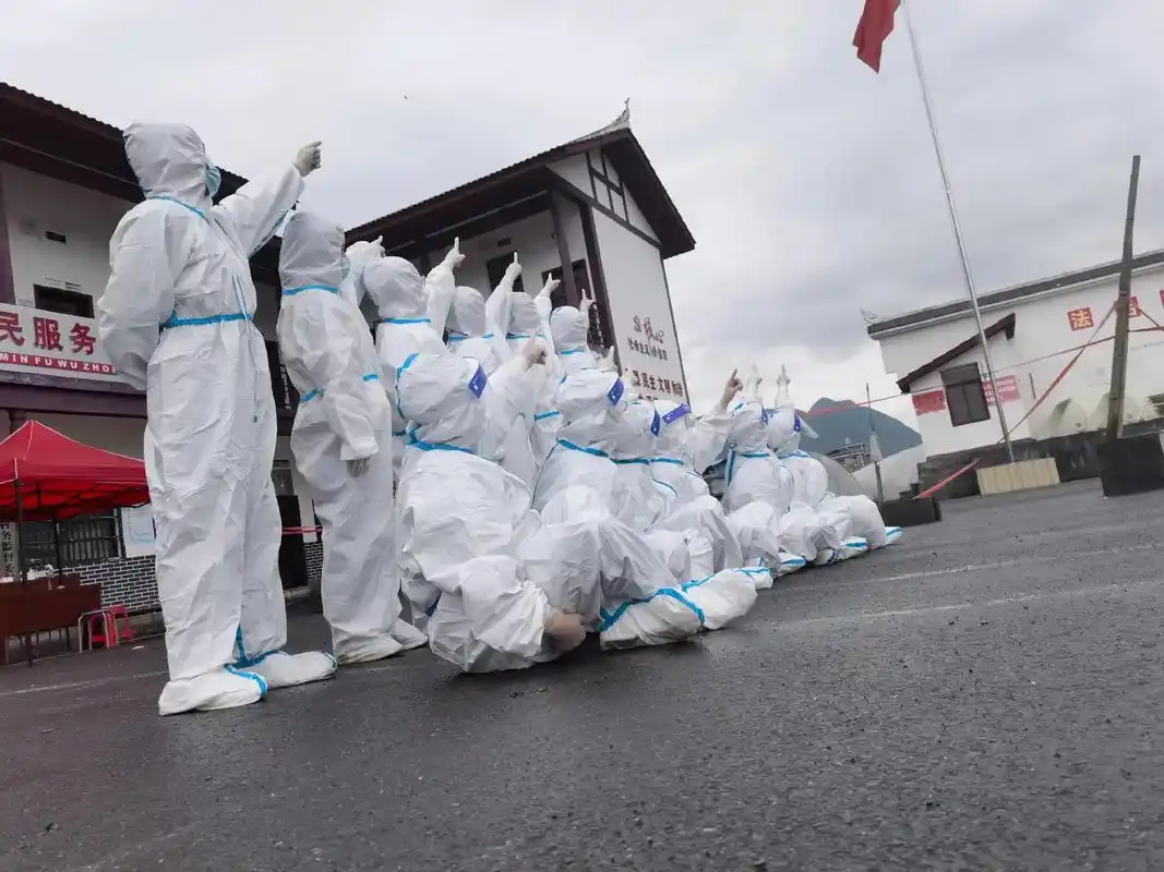 抗击疫情,工作人员,自愿者与我们医护人员一起在行动.照片拍于 - 抖音