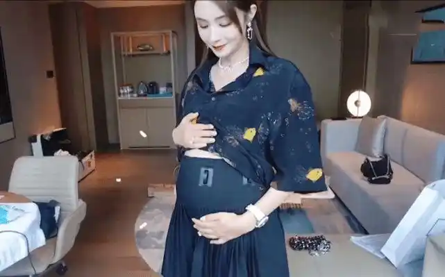 麦迪娜晒臭美自拍染头发做美甲孕期也要美胖18斤后半身出镜