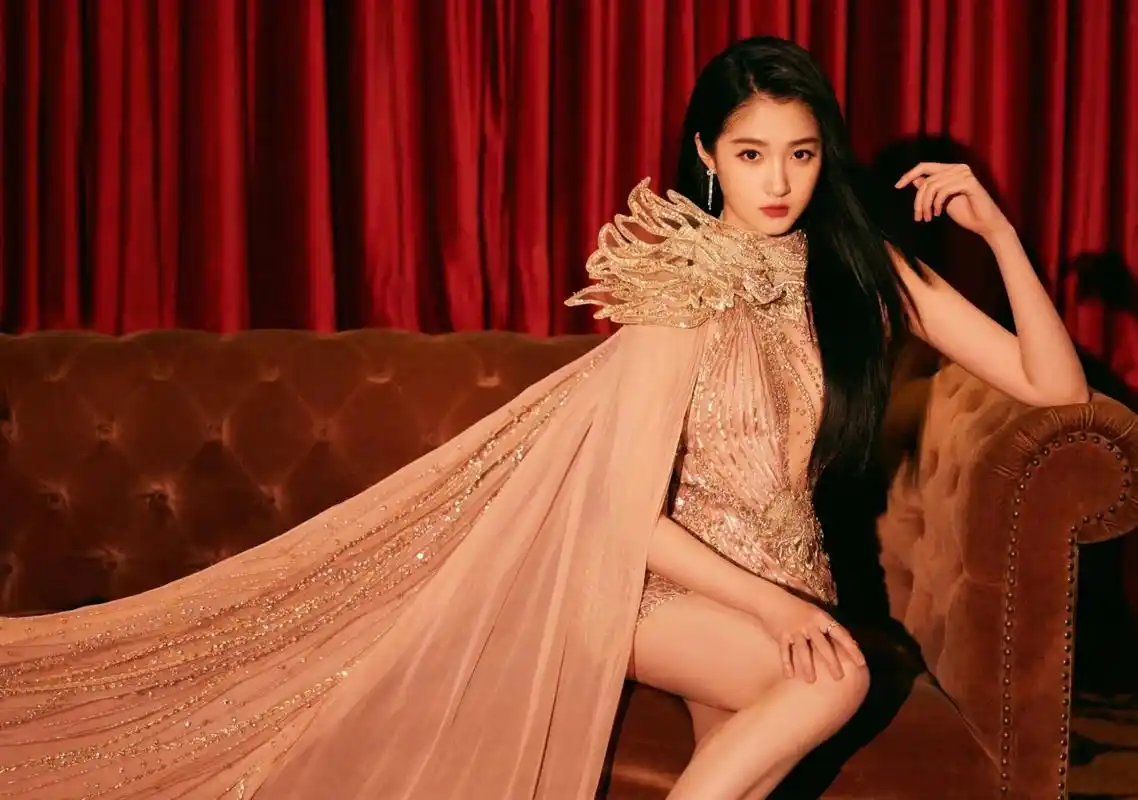 关晓彤,身材高挑,一袭晚礼服宛如在逃公主,一双大长腿非常的完美无瑕