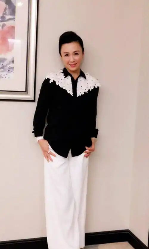 "最美妲己"傅艺伟:巅峰时退圈,36岁败光家财,对儿子愧疚一生