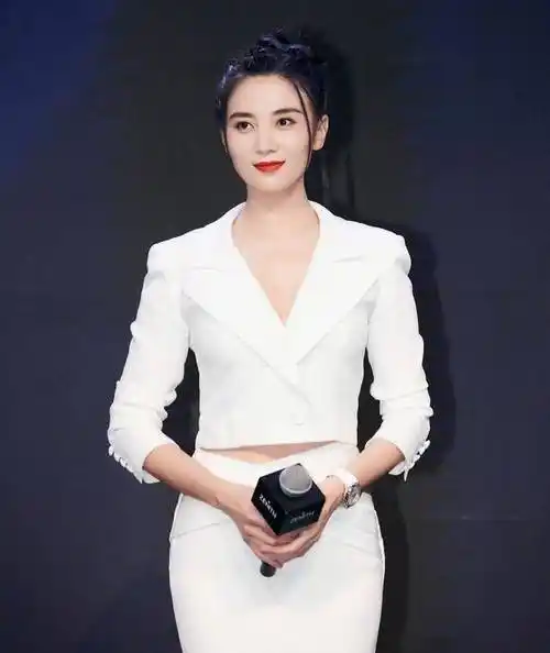 原创原创40岁的宋佳衣品还是那么好v领西服配包臀长裙优雅大方又减龄